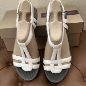 Clarks Patent T-Strap Sandals Style name Sonar Aster
Size 11M